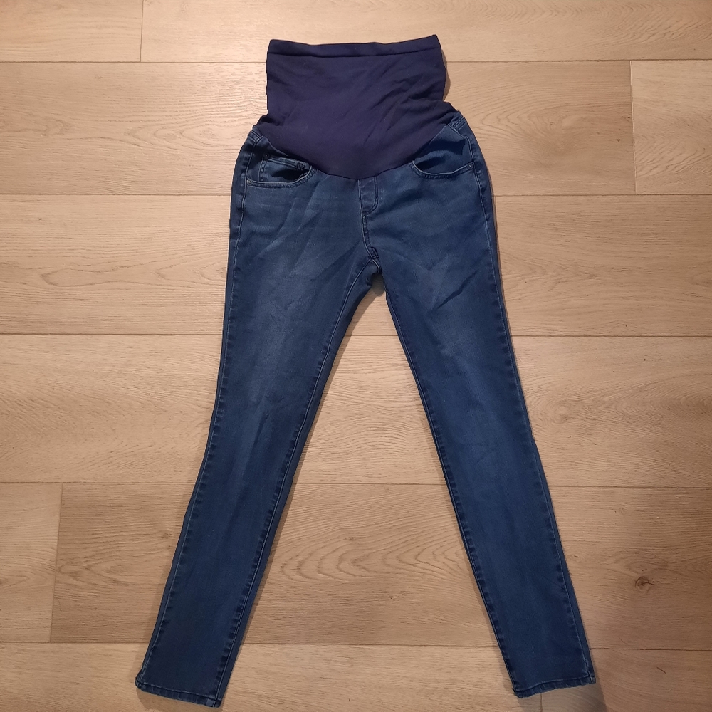 Maternity jeans w/ functional pockets (!)